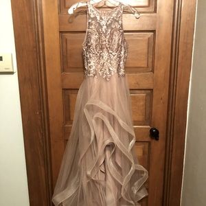 Ball Gown Princess Scoop Asymmetrical Tulle Prom Dress in Dusty Rose. Size 2
